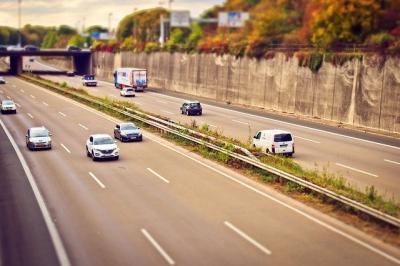 Corsia Sbagliata in Auto ma Passaggio con Semaforo Rosso