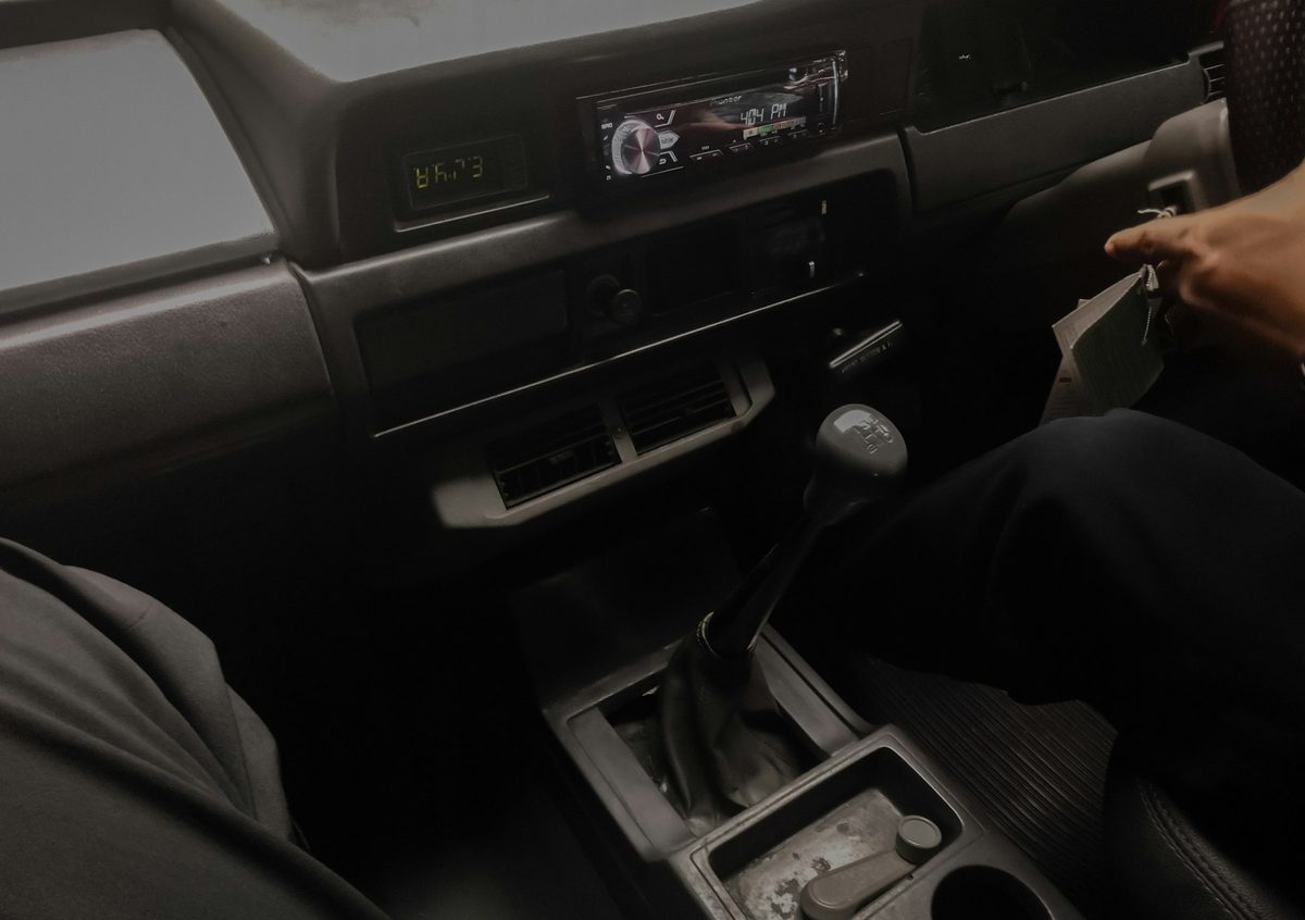 Uso del Cellulare in Auto: Consentito Solo nella Maniera