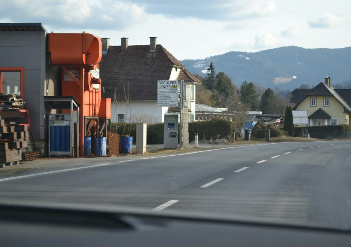 Corsia Sbagliata in Auto ma Passaggio con Semaforo Rosso